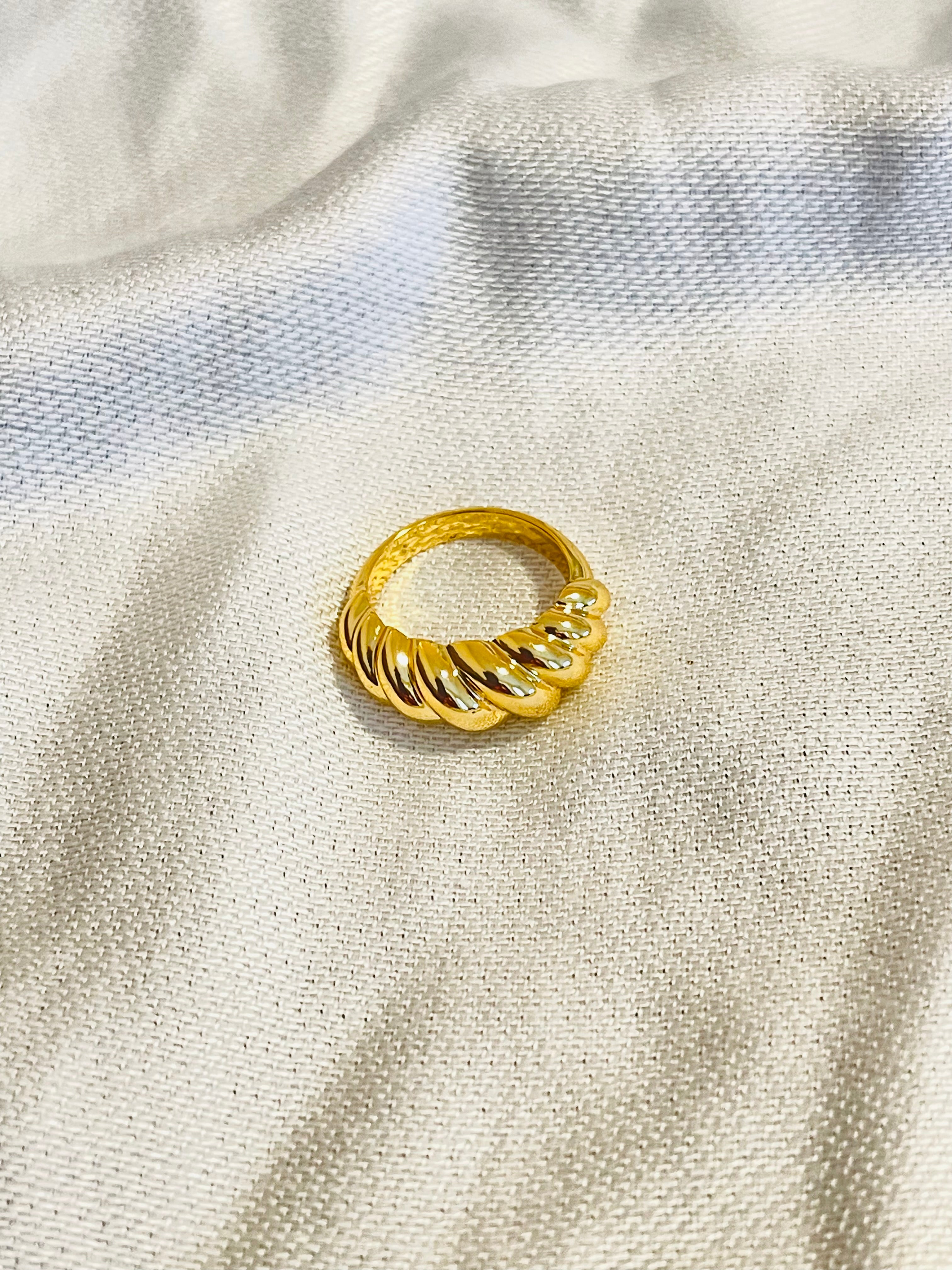 AROMA GOLD CROISSANT RING