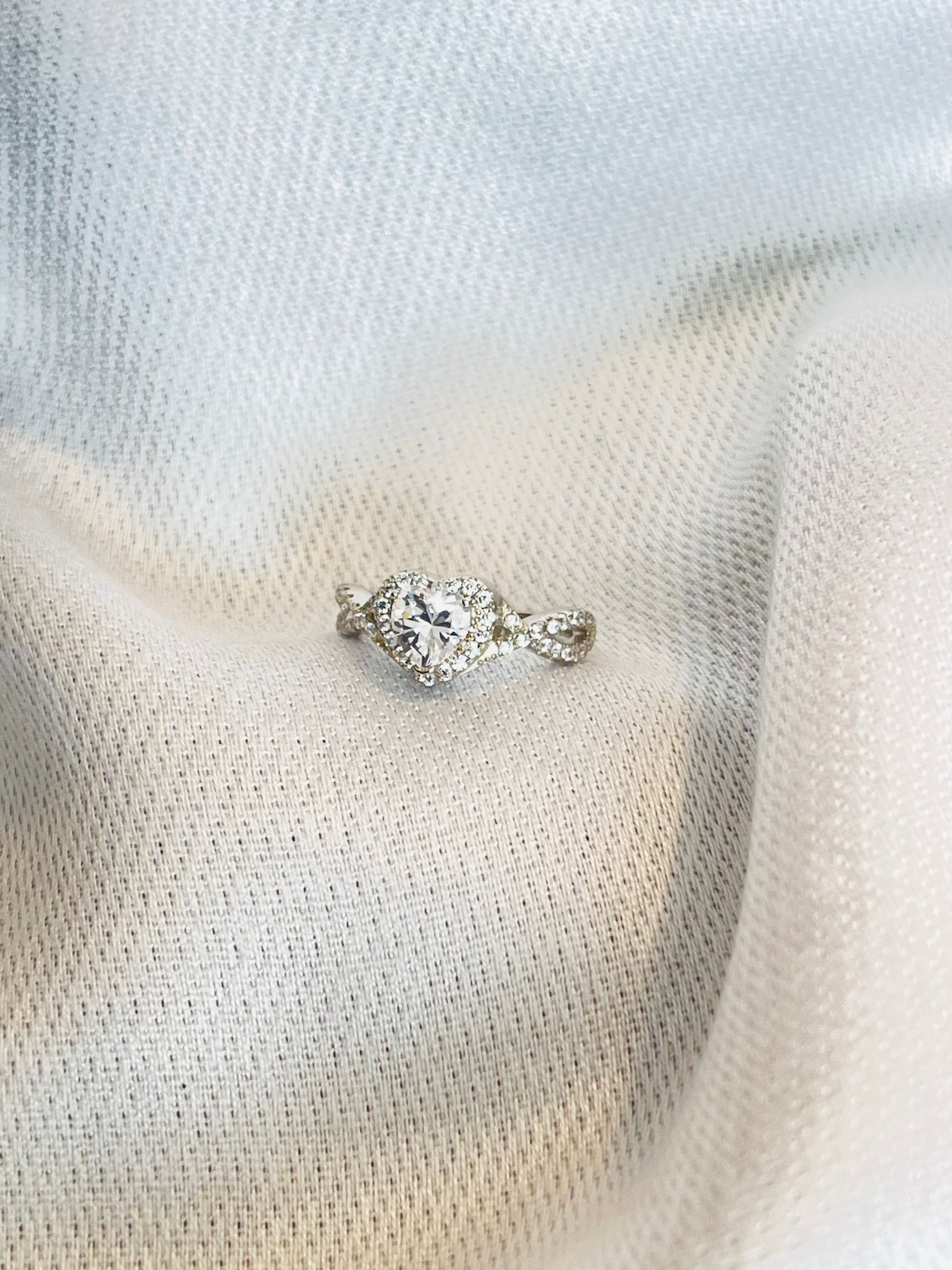 LOVY SILVER GEMSTONE RING