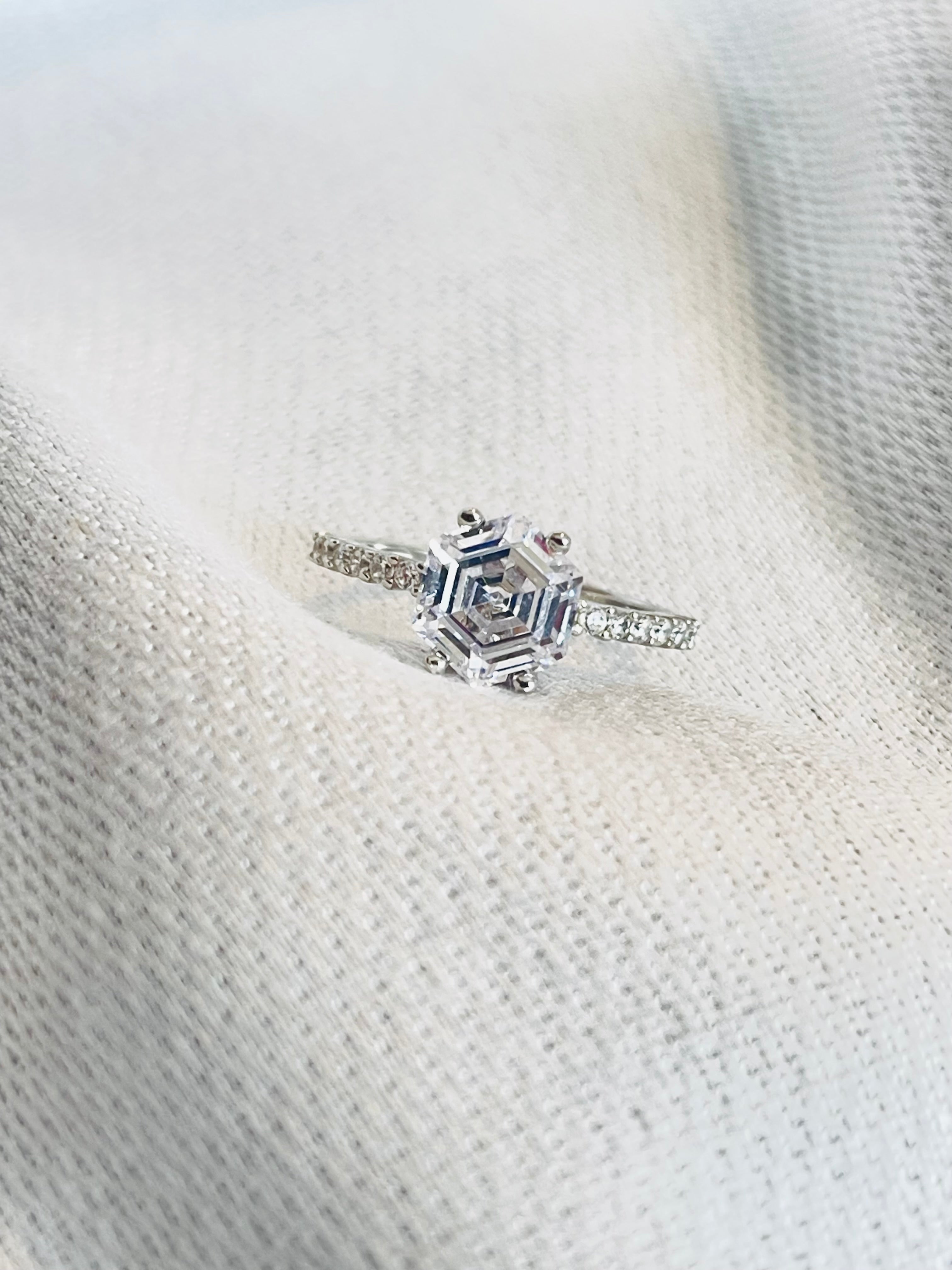 BEAUTY SILVER GEMSTONE RING